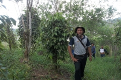 Tim MMC berpose di latar belakang kebun lada milik salah satu petani yang berkontur berbukit bukit