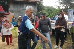 Untuk-kebutuhan-praktek-lapang-ini-tim-dari-MMC-membawa-beberapa-contoh-produk-agens-hayati-yang-dapat-dibeli-di-BUMDES-gunung-seriang